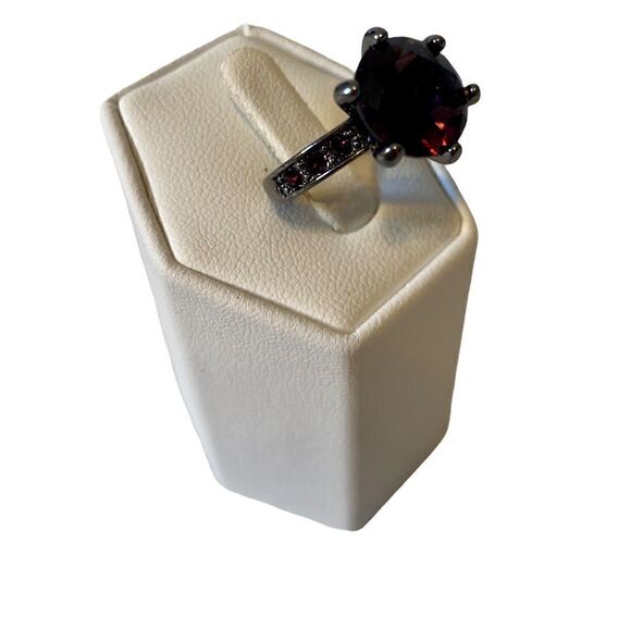 Beautiful Purple Stone Solitaire w/ 3 smaller stones on each side. - Picture 2 of 5